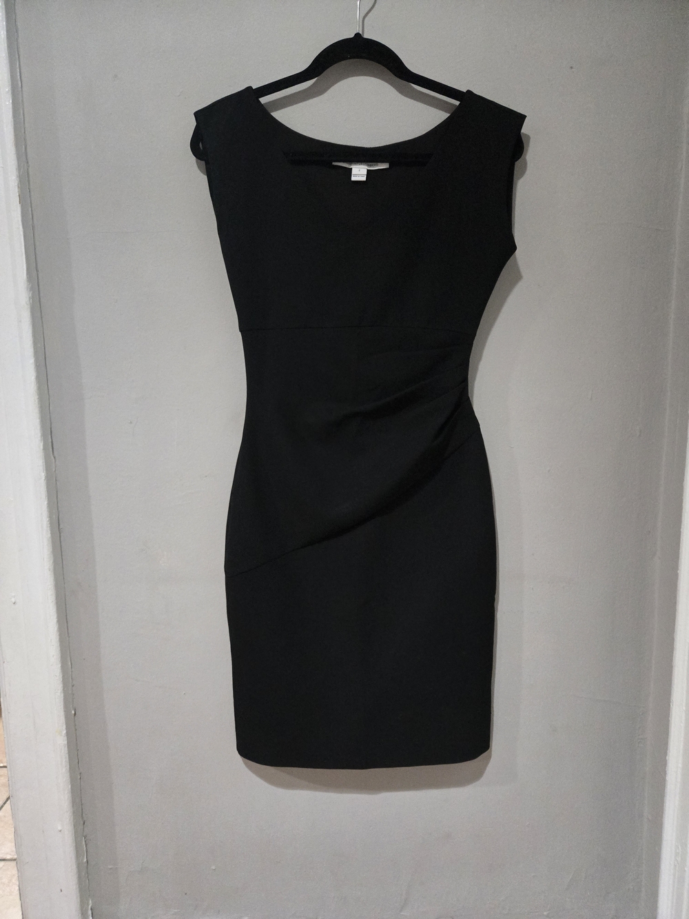 Diane Von Furstenberg Black Cap-Sleeve Sheath Dress